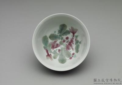 图片[2]-Tea bowl with flower and aquatic plants on a carved red ground in falangcai painted enamels, Qianlong reign (1736-1795), Qing dynasty-China Archive